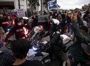 Столкновения с полицией и сгоревшие автомобили: в городах США массовые протесты