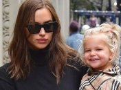 Ирина Шейк выбрала леопардовый принт для прогулки с дочерью