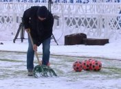 75-летний Луческу взял в руки лопату, чтобы подготовить поле к игре (видео)