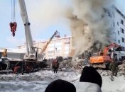 Во время разбора завалов дом все еще горел