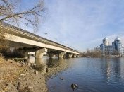 В Киеве с Русановского моста упала женщина