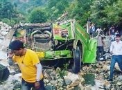 Автобус сорвался в пропасть в Индии: По меньшей мере 44 погибших 