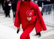 Лук в одному тоні прибирає акцент з округлості фігури