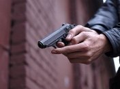 Чоловік зі зброєю в руках