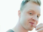 Як побороти звичку торкатися обличчя руками