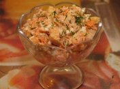 Салат с курицей, морковью и сухариками