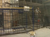 Клетка для пленных в Мариупольской филармонии