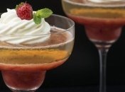 Лиза Глинская поделилась простым рецептом желе "клубника-шампанское"