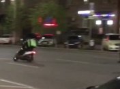 В Киеве полицейские устроили погоню за лихим курьером на мопеде: видео попало в сеть