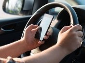 Французских водителей будут наказывать за смартфоны