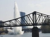 В Германии под водой взорвали 250-килограммовую бомбу (Видео)