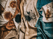 Навіть стійкі плями можна вивести з одягу  (зображення створено за допомогою ШІ)