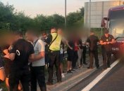 На Киевщине полиция остановила автобусы с подозрительными лицами (Видео)