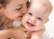 Ученые: Новорожденные манипулируют родителями при помощи улыбки