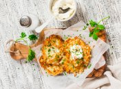 Руслан Сенічкін готує оладки зі смаком піци в прямому ефірі Сніданку з 1+1