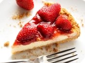 Открытый пирог с клубникой получается изумительным