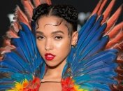 Невеста Роберта Паттинсона похвасталась беременным животом