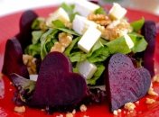 Салат на День святого Валентина: рецепт с зеленью, сыром и свекольными сердечками