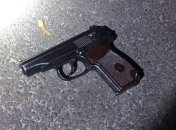 Пьяный мужчина в Киеве трижды стрелял по прохожему