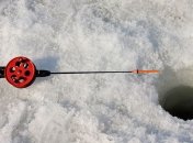 Зимняя рыбалка закончилась трагедией: двое мужчин провалились под лед на Львовщине (видео)