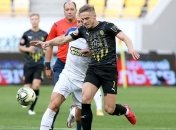 Львовское футбольное дерби завершилось судейским скандалом (видео)