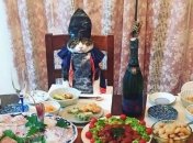 Если вы считаете себя странным человеком: Японка ежедневно наряжает кота к ужину