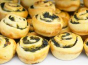 Хрустящие рулеты с сыром и шпинатом (видео-рецепт)