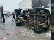 Под Днепром произошло масштабное ДТП с фурами: один водитель погиб, еще двое пострадали (фото)