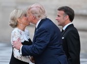 Трамп поцілував Бріжит Макрон
