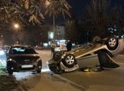 Пьяный священник врезался в припаркованную машину с женщиной и ребенком: фото аварии