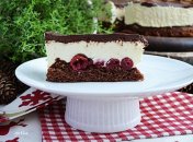 Торт з вершково-сирним кремом, вишнями та шоколадом