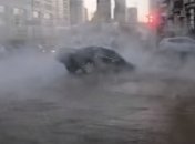 Очередное ЧП в Киеве: центр города залило кипятком, автомобиль провалился под асфальт (Фото и видео)