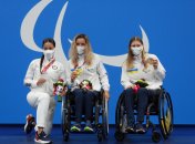 Елизавета Мерешко (по центру) с золотой медалью на Паралимпиаде в Токио, слева - американка Элизабет Маркс, справа - украинка Анна Гонтарь