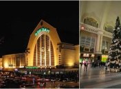 Новорічне деревце вже встановили на традиційному місці посеред головної зали