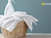 Белую одежду можно сделать белоснежной с помощью уксуса и не только (изображение создано с помощью ИИ)