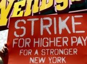 В США сотрудники ресторанов быстрого питания вышли на акции протеста