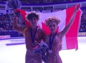 Фигуристка зацепилась волосами за костюм партнера (Видео)