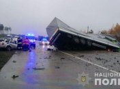 В аварии с грузовиком на Житомирской трассе погибли три человека: фото и видео трагедии
