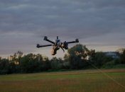 Дрон обменивается данными через оптоволоконный кабель