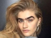 Девушка со сросшимися бровями, которая отказывается их выщипывать (Фото) 