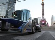 Голливудский каскадер сделал обратное сальто над мчащимся болидом (Видео)