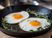 Яйца жареные на сковороде