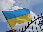 Снятый флаг позже оказался выброшенным в кусты