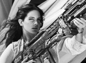 Лана Дель Рей взорвала вертолет в клипе "High by the Beach" (Видео)