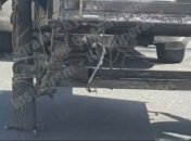 Илону Маску такое не снилось: в Киеве заметили автоприцеп с палкой вместо колеса (видео)