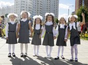 Нарешті одяг школярок перестав нагадувати вбрання покоївок царських часів