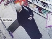 Внаглую стащили кошелек с деньгами: орудующие в Харькове воровки попали на видео