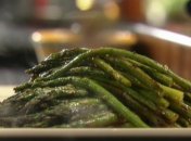 Запеченная спаржа с ревеневым соусом