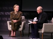 Шэрон Стоун во время диалога