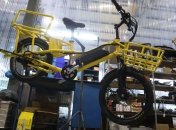 Как в Черниговской области под обстрелами производят грузовые электробайки — фоторепортаж